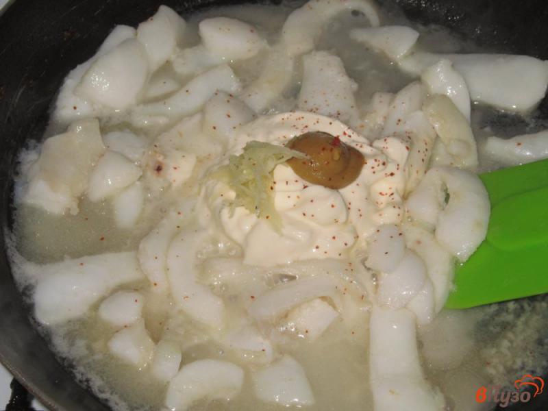 Фото приготовление рецепта: Кальмар в сметанном соусе с горчицей шаг №2