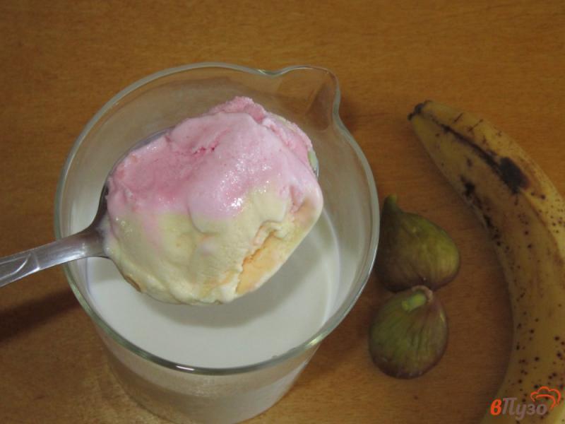 Фото приготовление рецепта: Коктейль из молока с мороженым и инжиром шаг №1