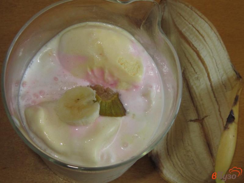 Фото приготовление рецепта: Коктейль из молока с мороженым и инжиром шаг №2