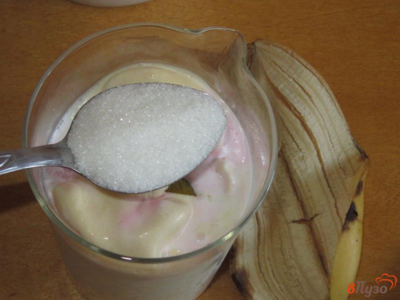 Фото приготовление рецепта: Коктейль из молока с мороженым и инжиром шаг №3