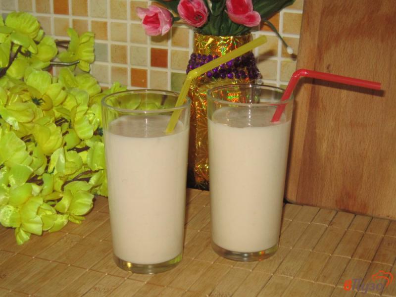 Фото приготовление рецепта: Коктейль из молока с мороженым и инжиром шаг №4