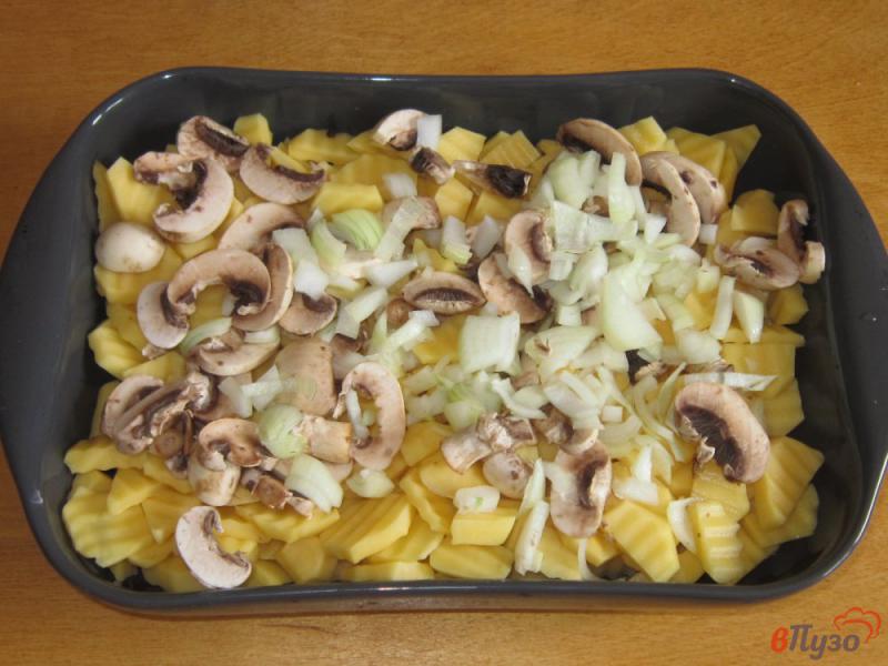 Фото приготовление рецепта: Картофельная запеканка с грибами и куриной грудкой шаг №2