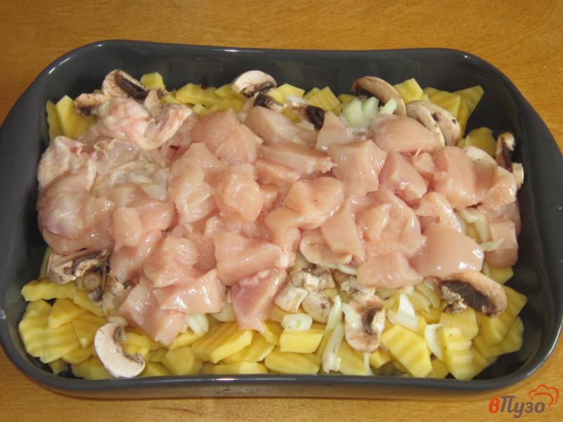 Фото приготовление рецепта: Картофельная запеканка с грибами и куриной грудкой шаг №3
