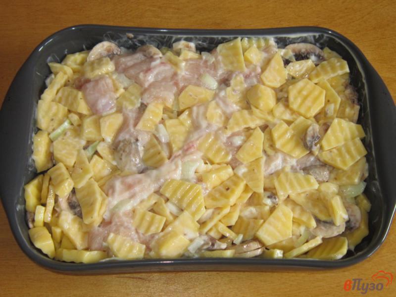 Фото приготовление рецепта: Картофельная запеканка с грибами и куриной грудкой шаг №5
