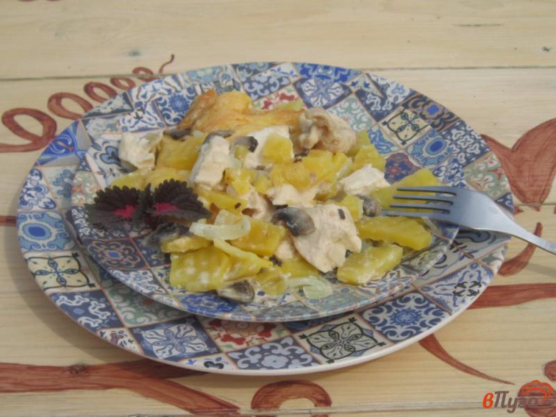 Фото приготовление рецепта: Картофельная запеканка с грибами и куриной грудкой шаг №8