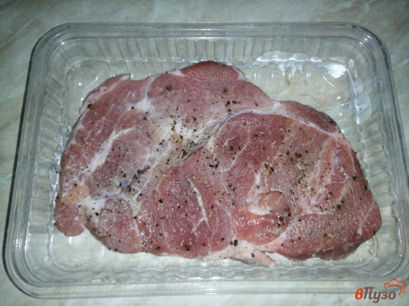 Фото приготовление рецепта: Стейк из свиной шеи с луком шаг №1