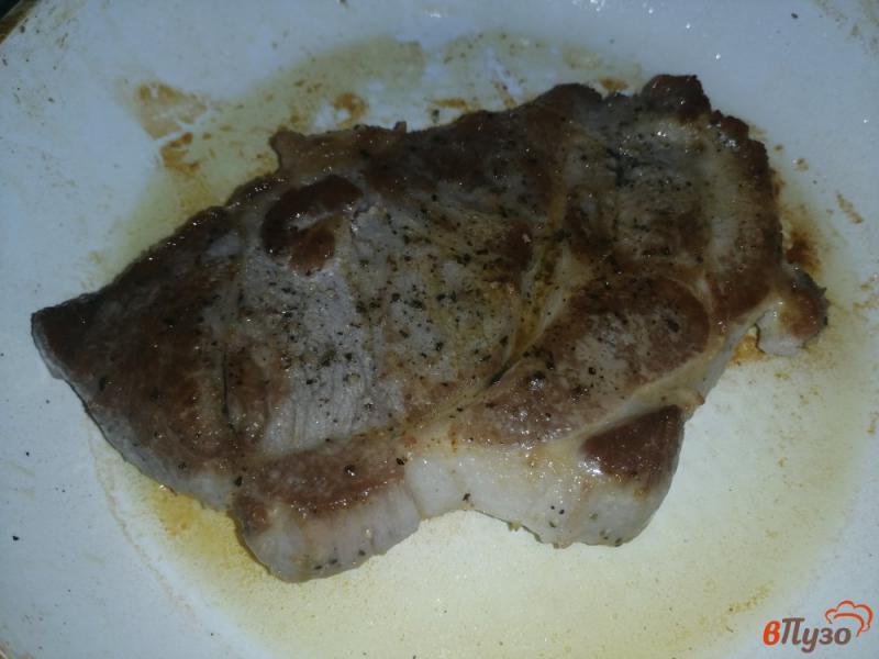 Фото приготовление рецепта: Стейк из свиной шеи с луком шаг №3