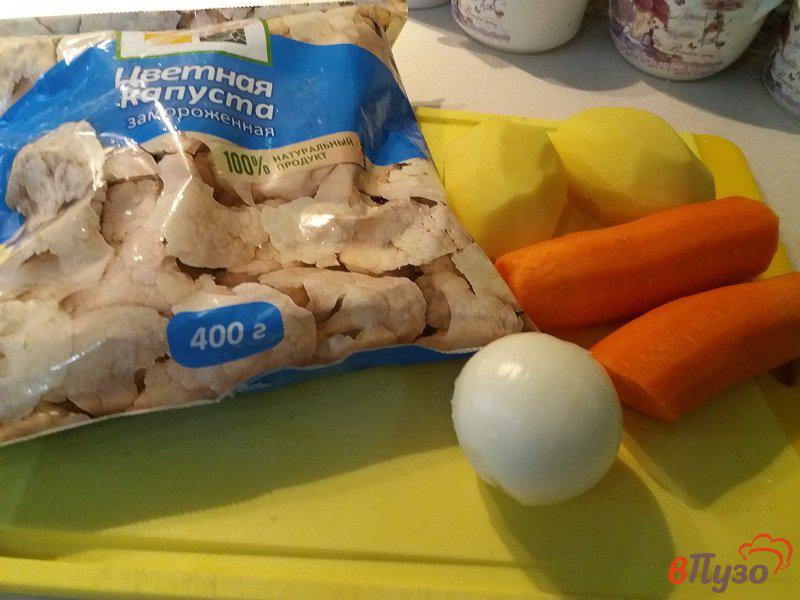 Фото приготовление рецепта: Суп-пюре из цветной капусты и горошка шаг №2