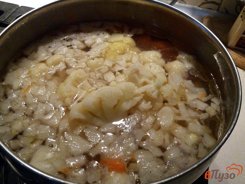 Фото приготовление рецепта: Суп-пюре из цветной капусты и горошка шаг №3