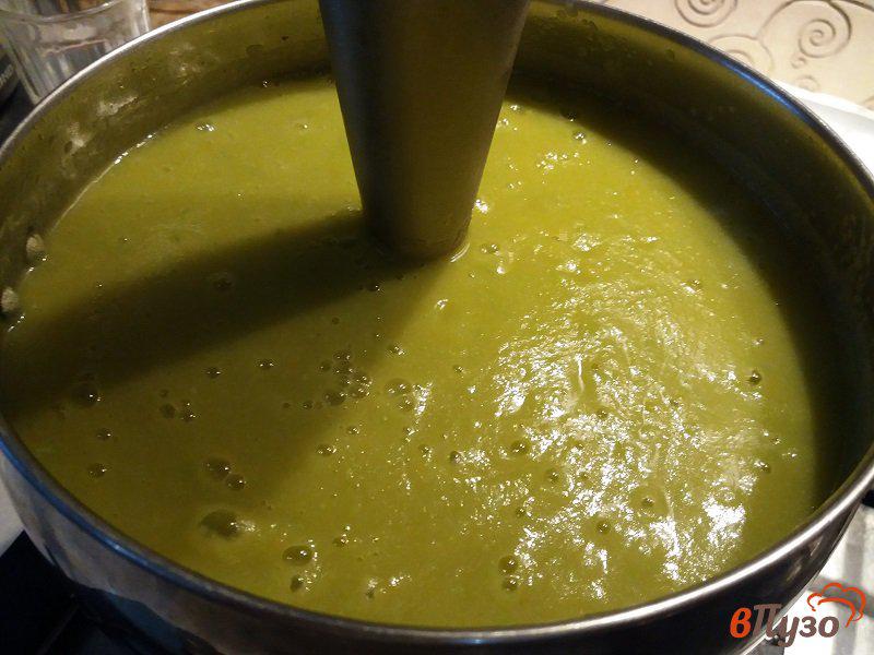 Фото приготовление рецепта: Суп-пюре из цветной капусты и горошка шаг №7