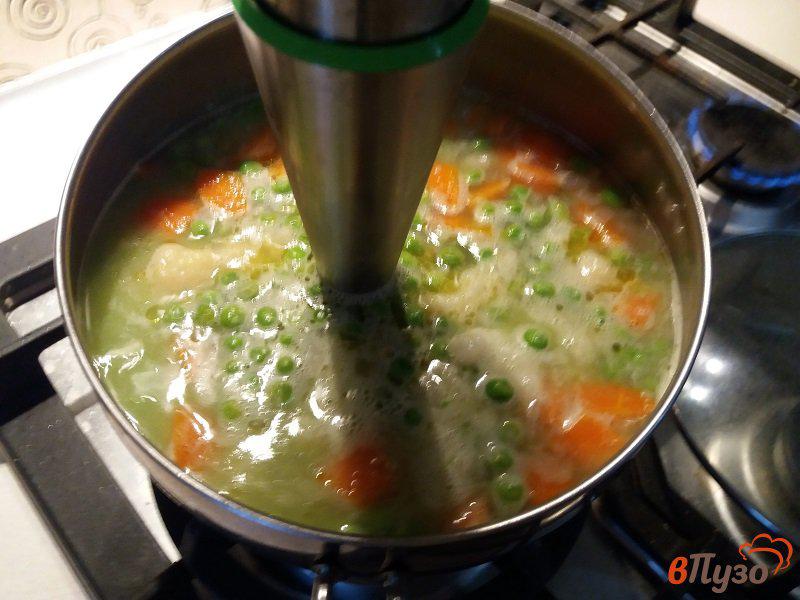 Фото приготовление рецепта: Суп-пюре из цветной капусты и горошка шаг №6