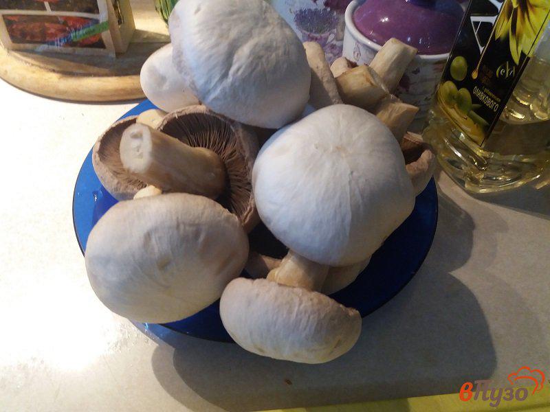 Фото приготовление рецепта: Салат птица с грибами шаг №1