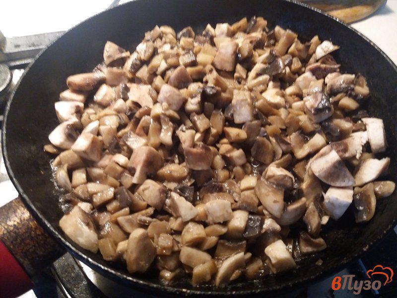 Фото приготовление рецепта: Салат птица с грибами шаг №2
