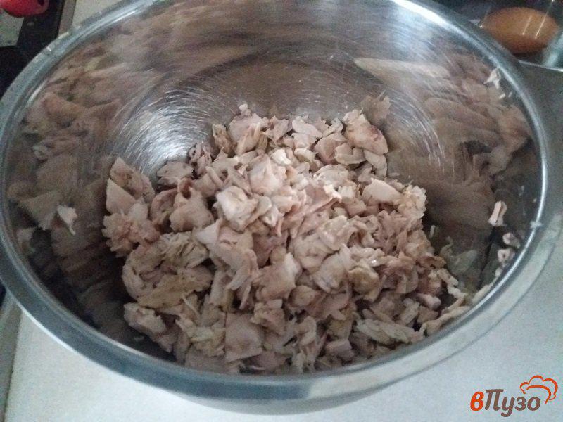 Фото приготовление рецепта: Салат птица с грибами шаг №3