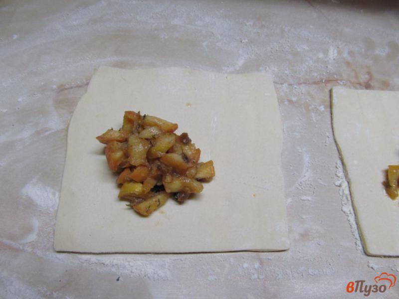 Фото приготовление рецепта: Яблочные пирожки из слоеного теста шаг №5