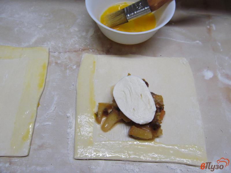 Фото приготовление рецепта: Яблочные пирожки из слоеного теста шаг №6