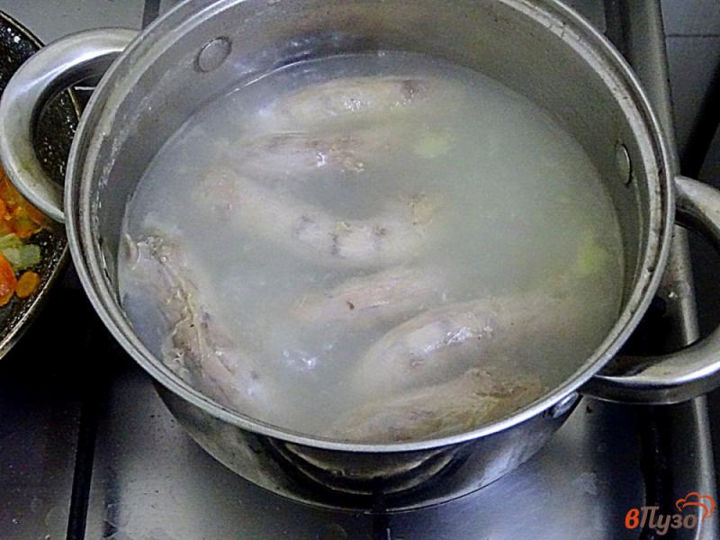 Фото приготовление рецепта: Суп с грибами и брюссельской капустой шаг №2