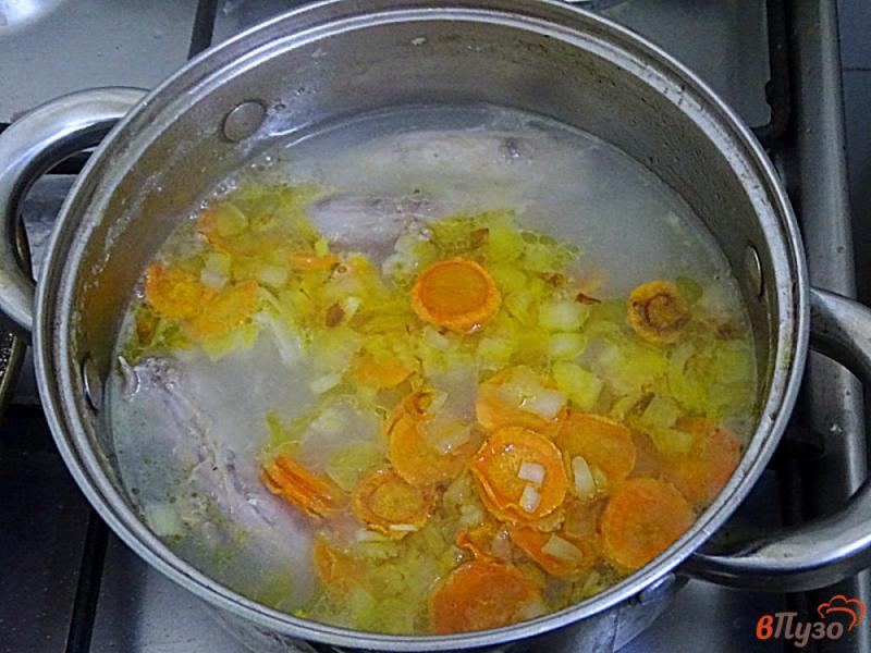Фото приготовление рецепта: Суп с грибами и брюссельской капустой шаг №6