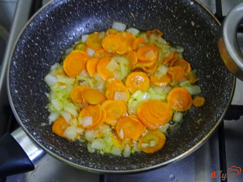 Фото приготовление рецепта: Суп с грибами и брюссельской капустой шаг №5