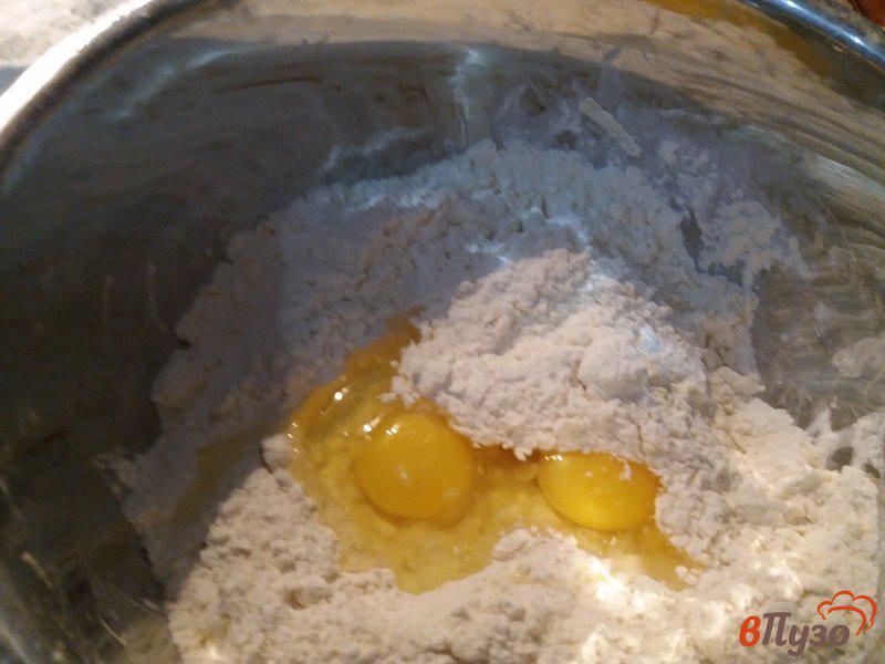 Фото приготовление рецепта: Плетёнка из дрожжевого теста с апельсиновой цедрой и изюмом шаг №2