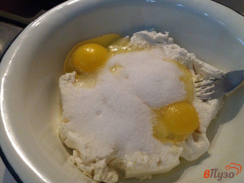 Фото приготовление рецепта: Плетёнка из дрожжевого теста с апельсиновой цедрой и изюмом шаг №5