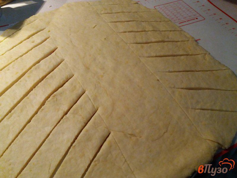 Фото приготовление рецепта: Плетёнка из дрожжевого теста с апельсиновой цедрой и изюмом шаг №8