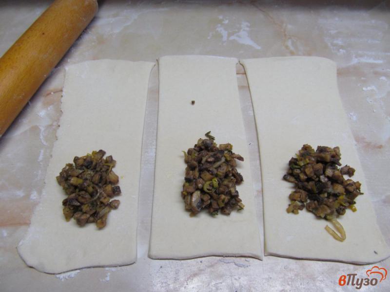 Фото приготовление рецепта: Пирожки с грибами и сыром камамбер шаг №4
