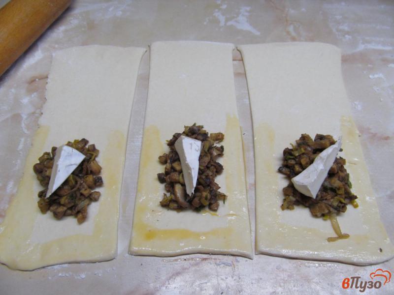 Фото приготовление рецепта: Пирожки с грибами и сыром камамбер шаг №5