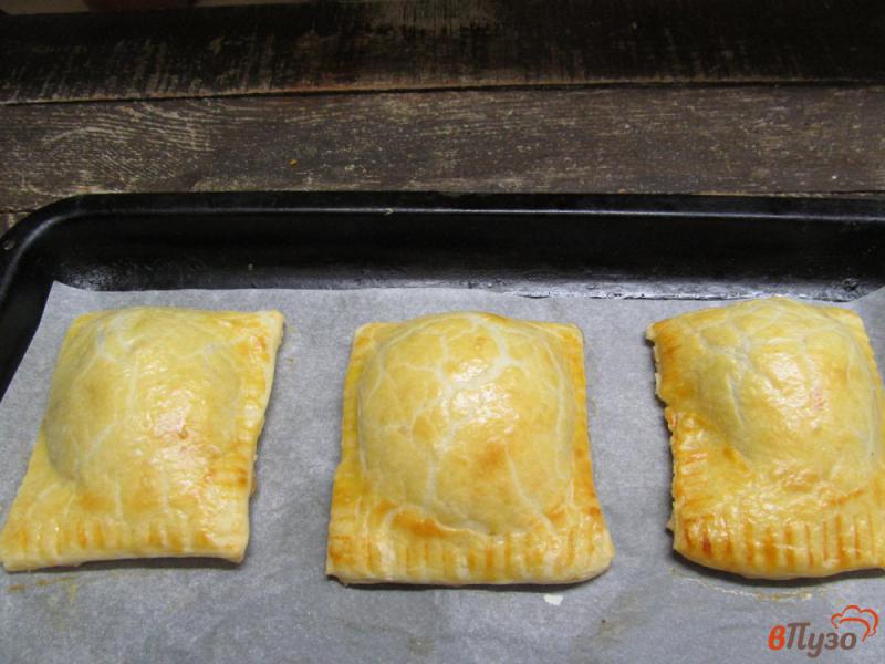 Фото приготовление рецепта: Пирожки с грибами и сыром камамбер шаг №7