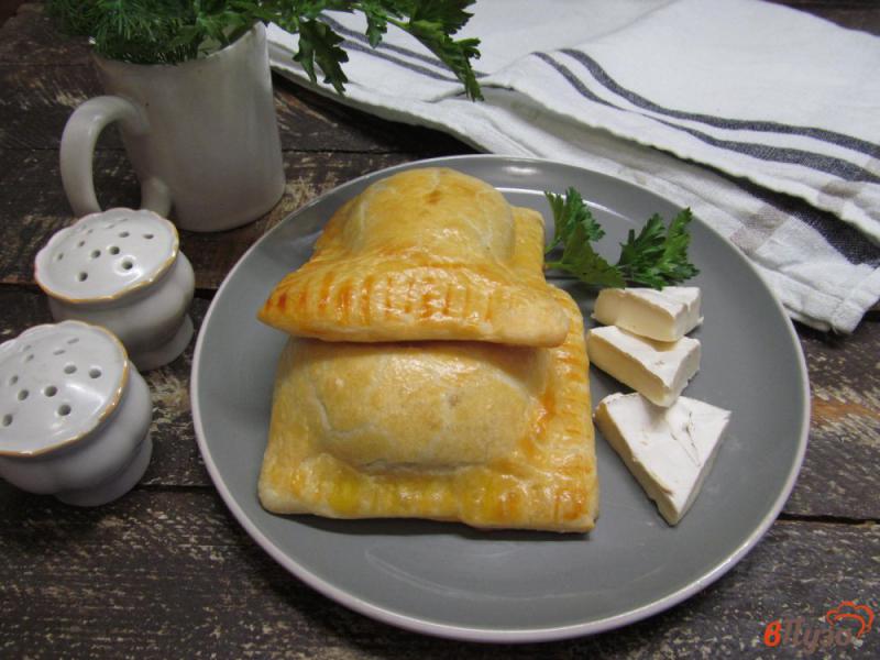 Фото приготовление рецепта: Пирожки с грибами и сыром камамбер шаг №9