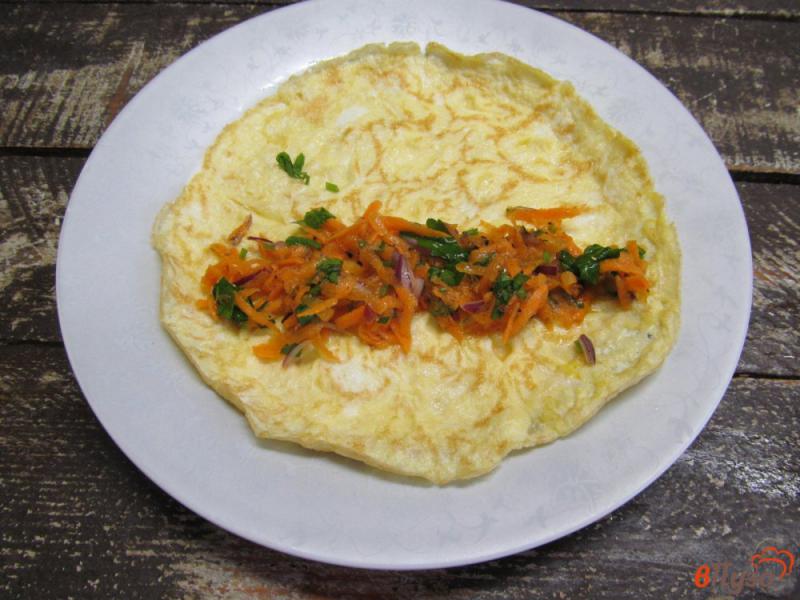Фото приготовление рецепта: Яичные блинчики с морковной начинкой шаг №6