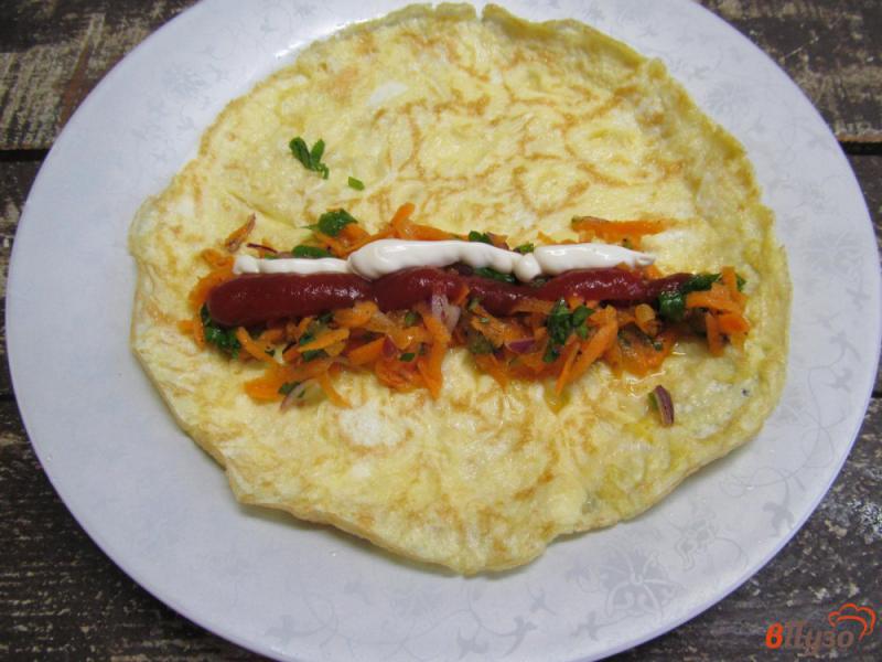 Фото приготовление рецепта: Яичные блинчики с морковной начинкой шаг №7