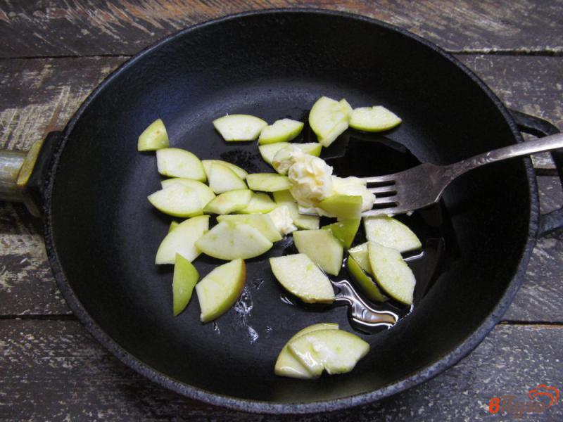 Фото приготовление рецепта: Омлет с яблоком и сыром фета шаг №1