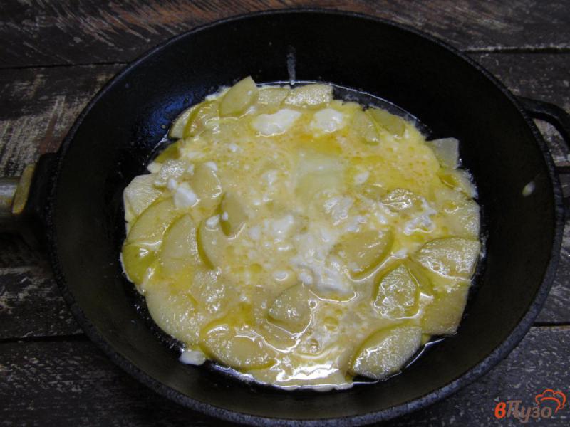 Фото приготовление рецепта: Омлет с яблоком и сыром фета шаг №3