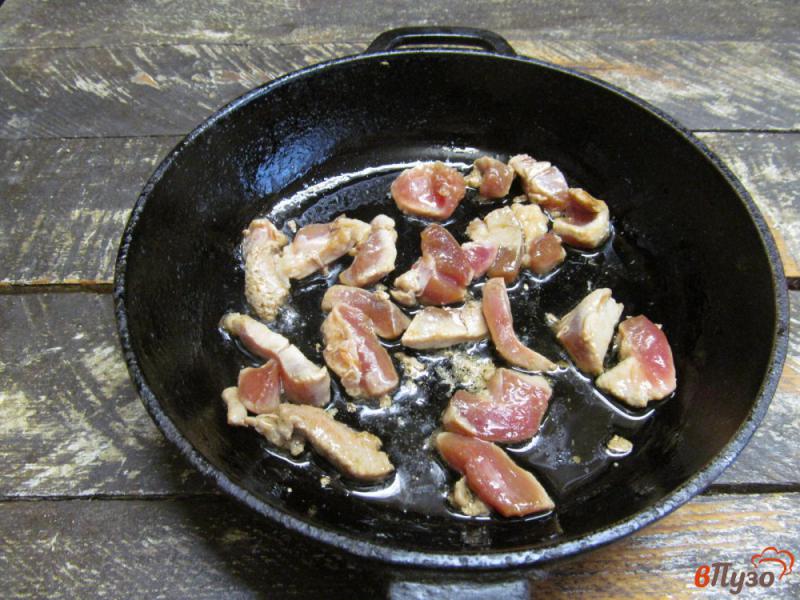 Фото приготовление рецепта: Жареная свинина с вешенками и фасолью шаг №2
