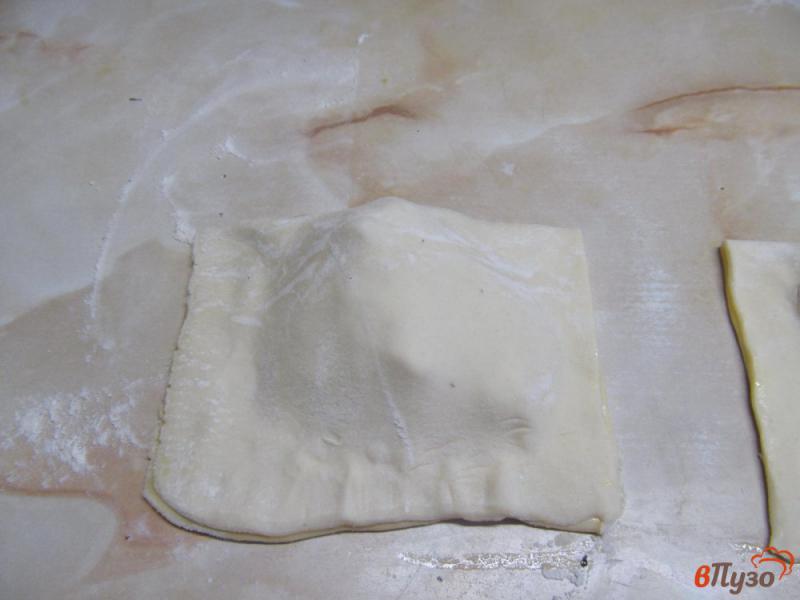 Фото приготовление рецепта: Вафли из слоеного теста с яичницей болтуньей шаг №9