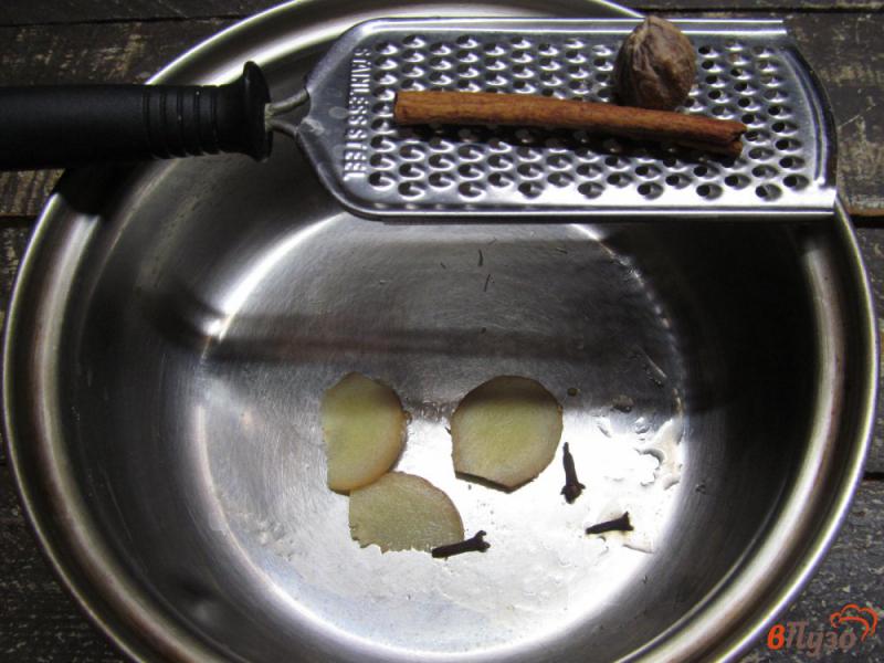 Фото приготовление рецепта: Вишневый чай с изюмом и мандарином шаг №1