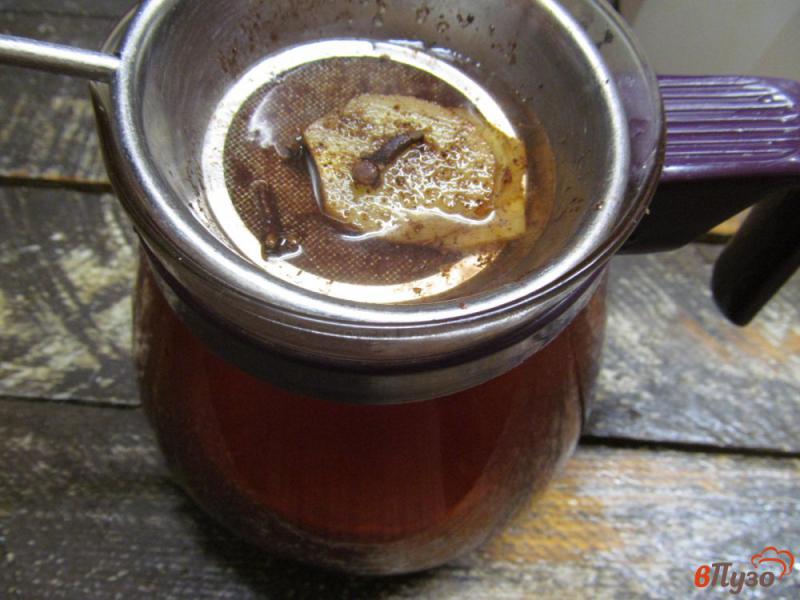 Фото приготовление рецепта: Вишневый чай с изюмом и мандарином шаг №7