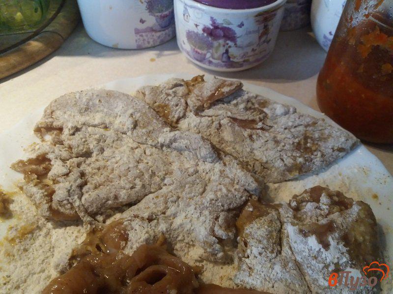 Фото приготовление рецепта: Куриные отбивные в панировке  хмели-сунели шаг №3
