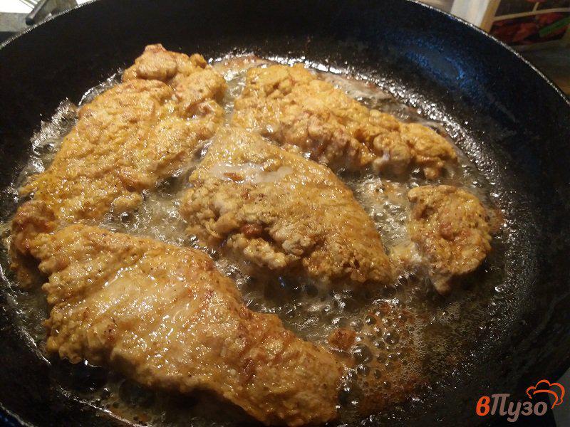 Фото приготовление рецепта: Куриные отбивные в панировке  хмели-сунели шаг №5
