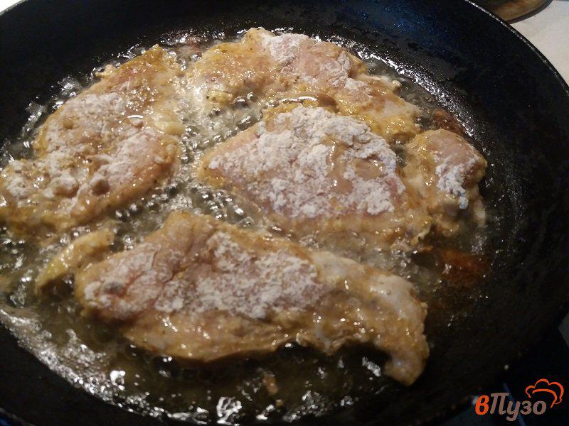 Фото приготовление рецепта: Куриные отбивные в панировке  хмели-сунели шаг №4