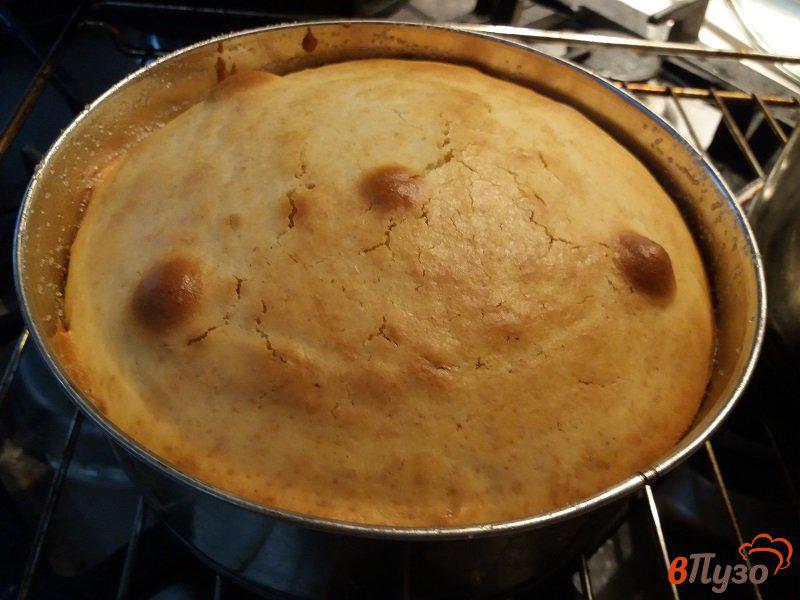 Фото приготовление рецепта: Мандариновый пирог с карамелью шаг №11