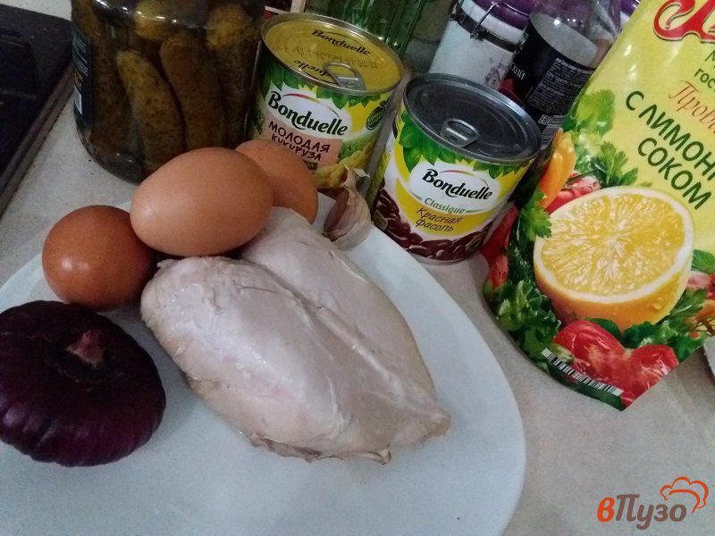 Фото приготовление рецепта: Салат  из куриного филе и фасоли шаг №1