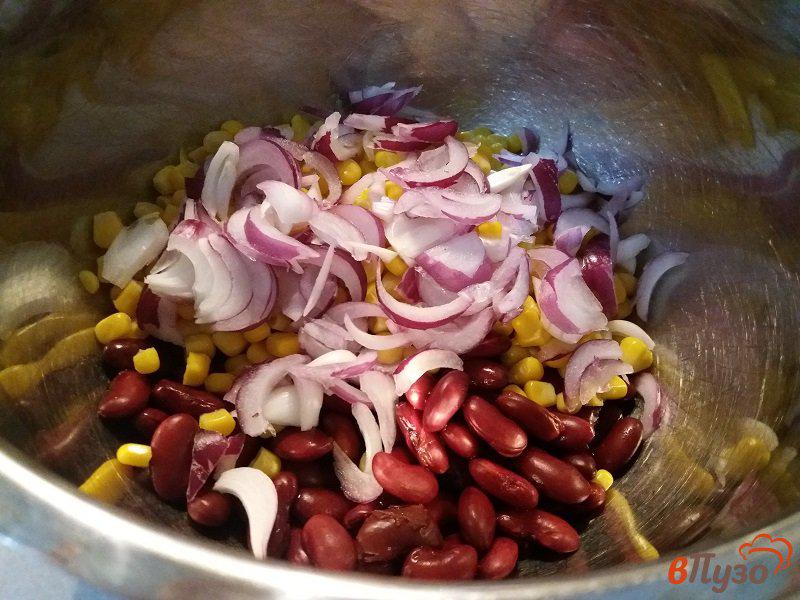 Фото приготовление рецепта: Салат  из куриного филе и фасоли шаг №3