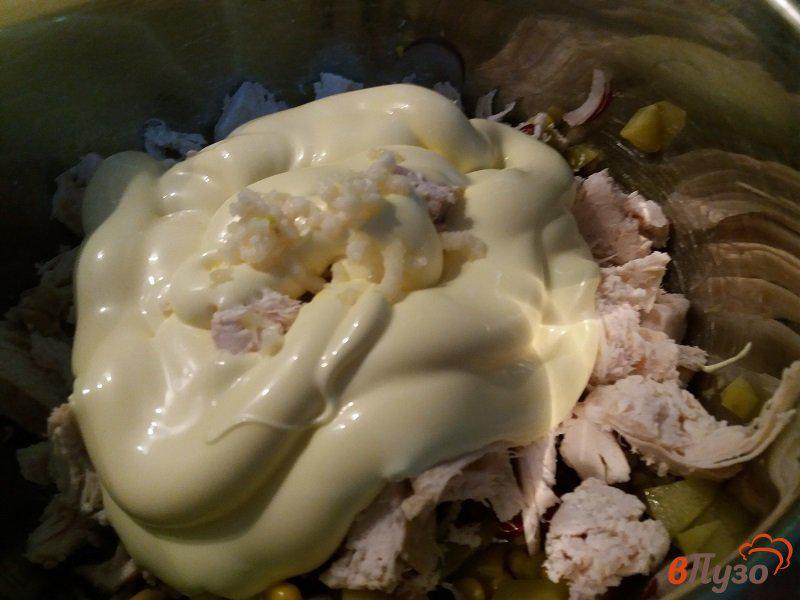 Фото приготовление рецепта: Салат  из куриного филе и фасоли шаг №7