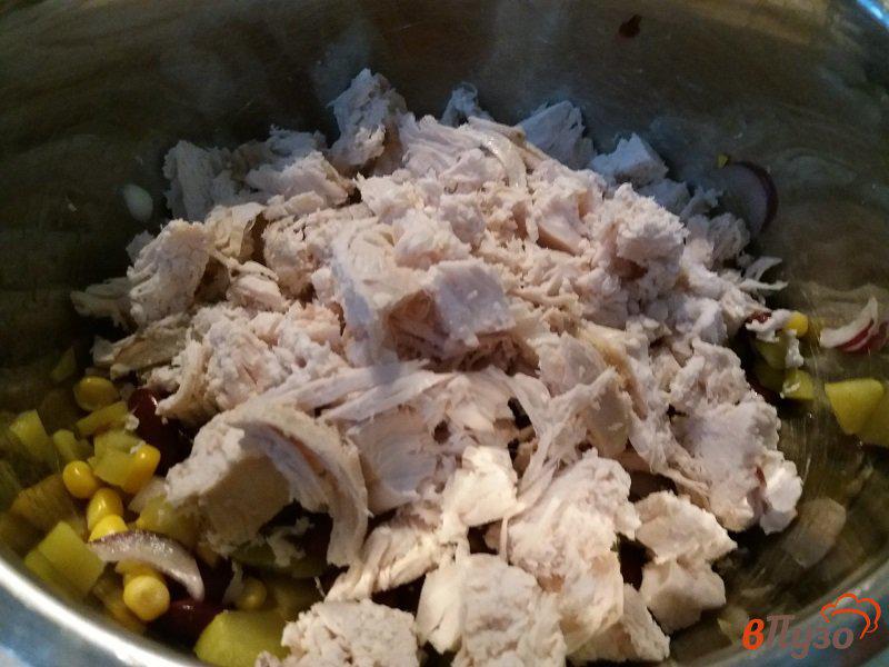 Фото приготовление рецепта: Салат  из куриного филе и фасоли шаг №6