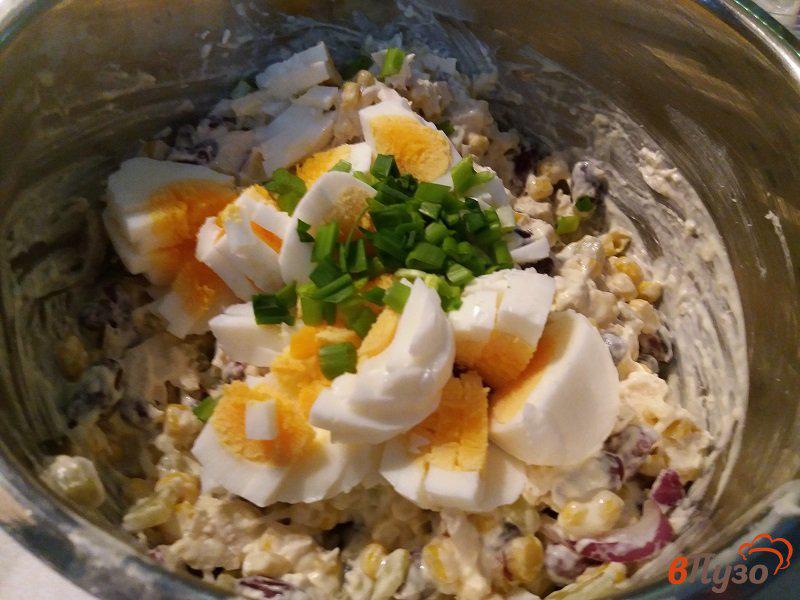 Фото приготовление рецепта: Салат  из куриного филе и фасоли шаг №8