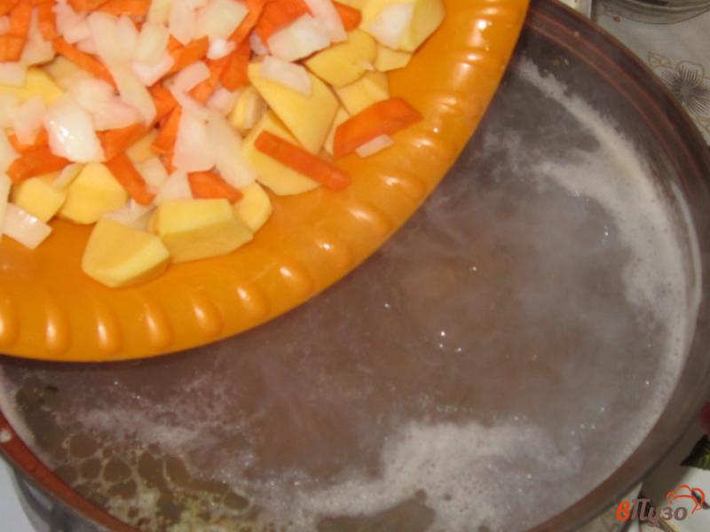 Фото приготовление рецепта: Куриный суп с кукурузой и шампиньонами шаг №2