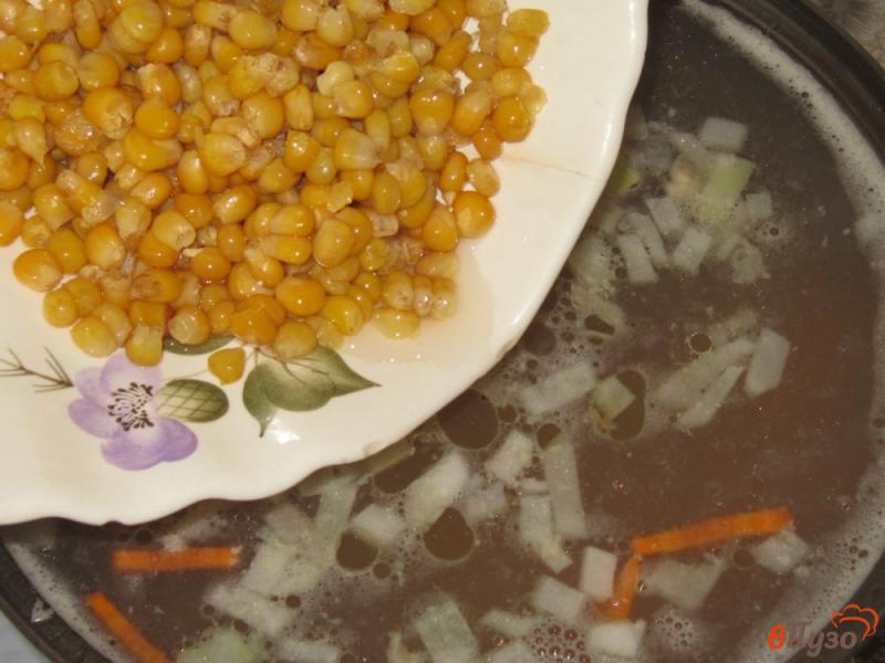 Фото приготовление рецепта: Куриный суп с кукурузой и шампиньонами шаг №3