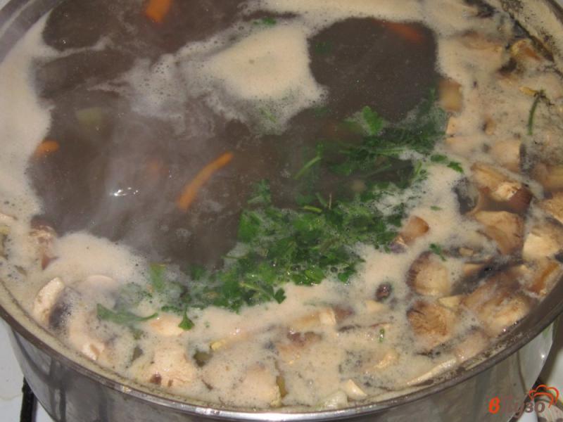 Фото приготовление рецепта: Куриный суп с кукурузой и шампиньонами шаг №5